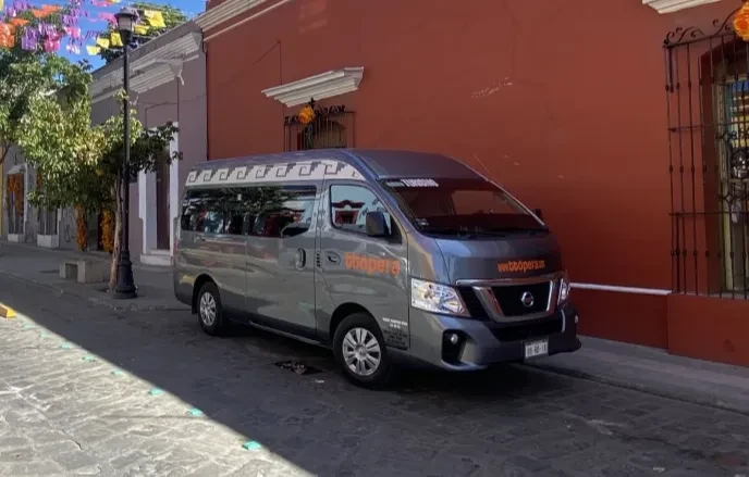 Camioneta Nissan 8 a 14 pasajeros TTÓpera