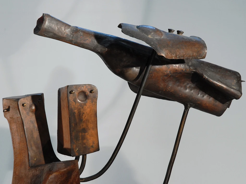 Figura con pájaro - Detalle