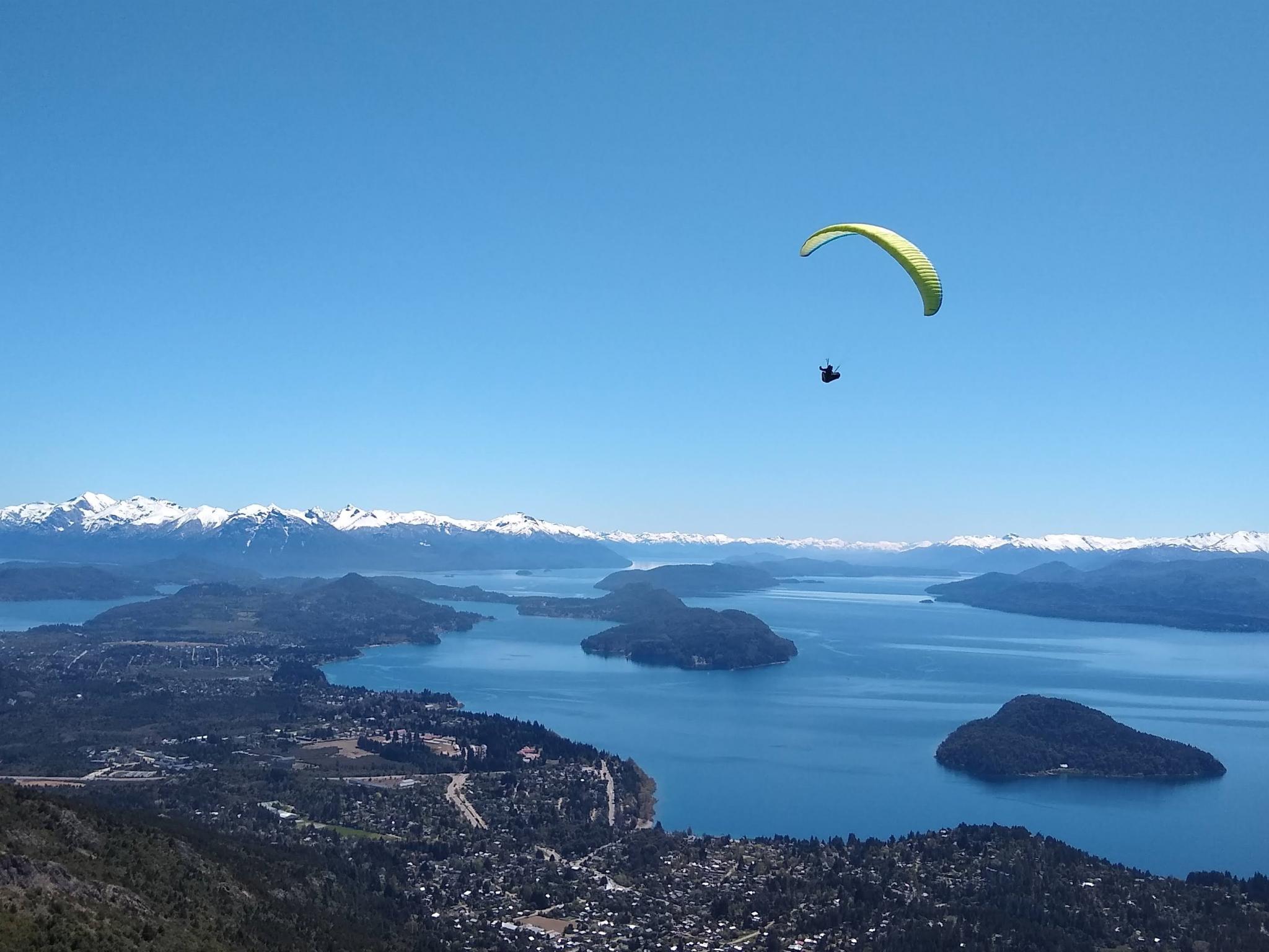 Vista del lago Nahuel Huapi y la cordillera