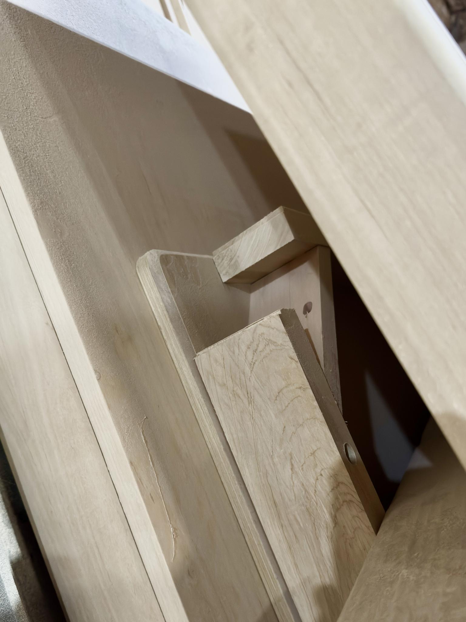 Mesas de madera con cortes especiales y rebajes de precisión.