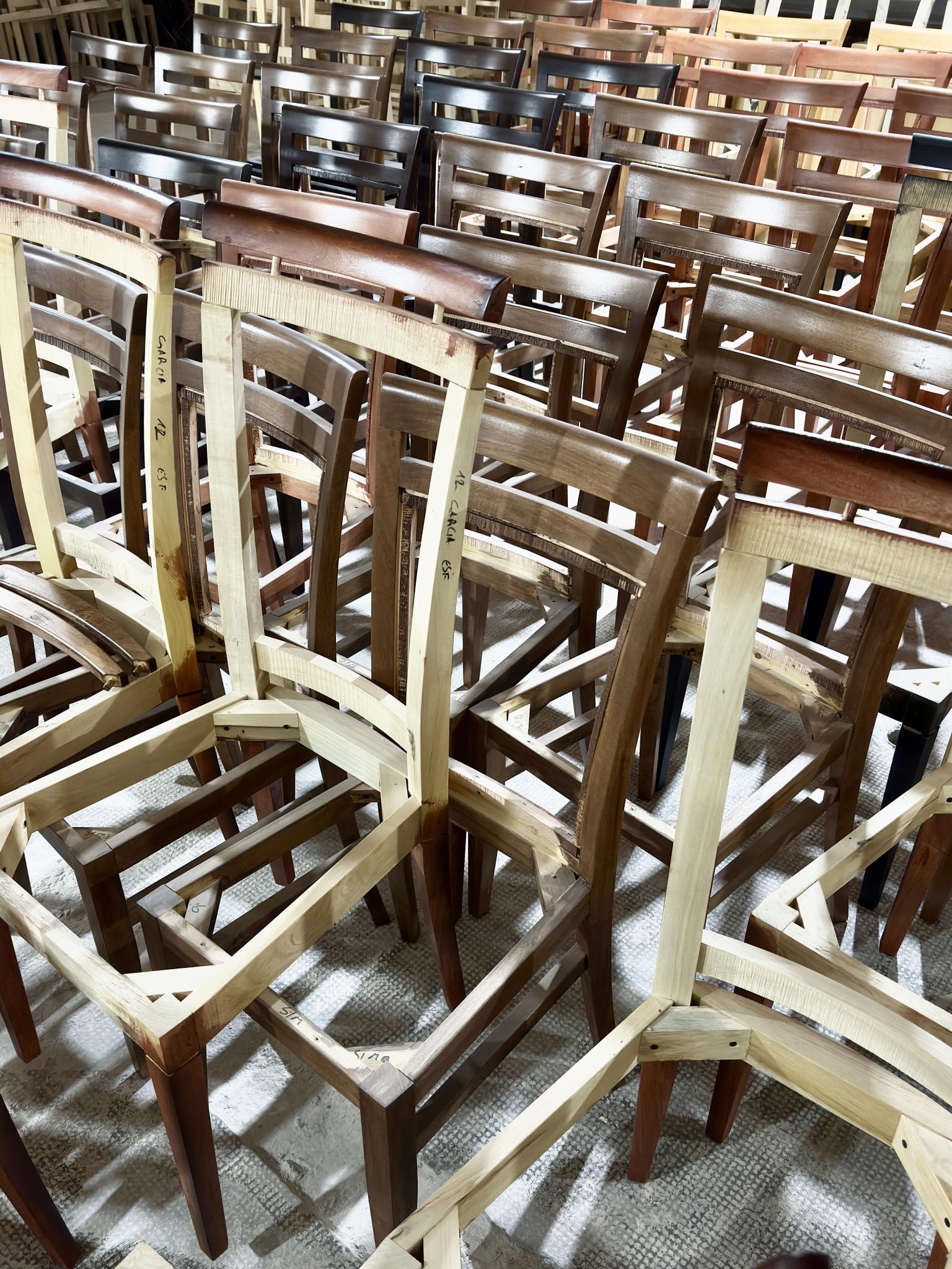 Estructuras de sillas recién lustradas, listas para lijado y terminación.