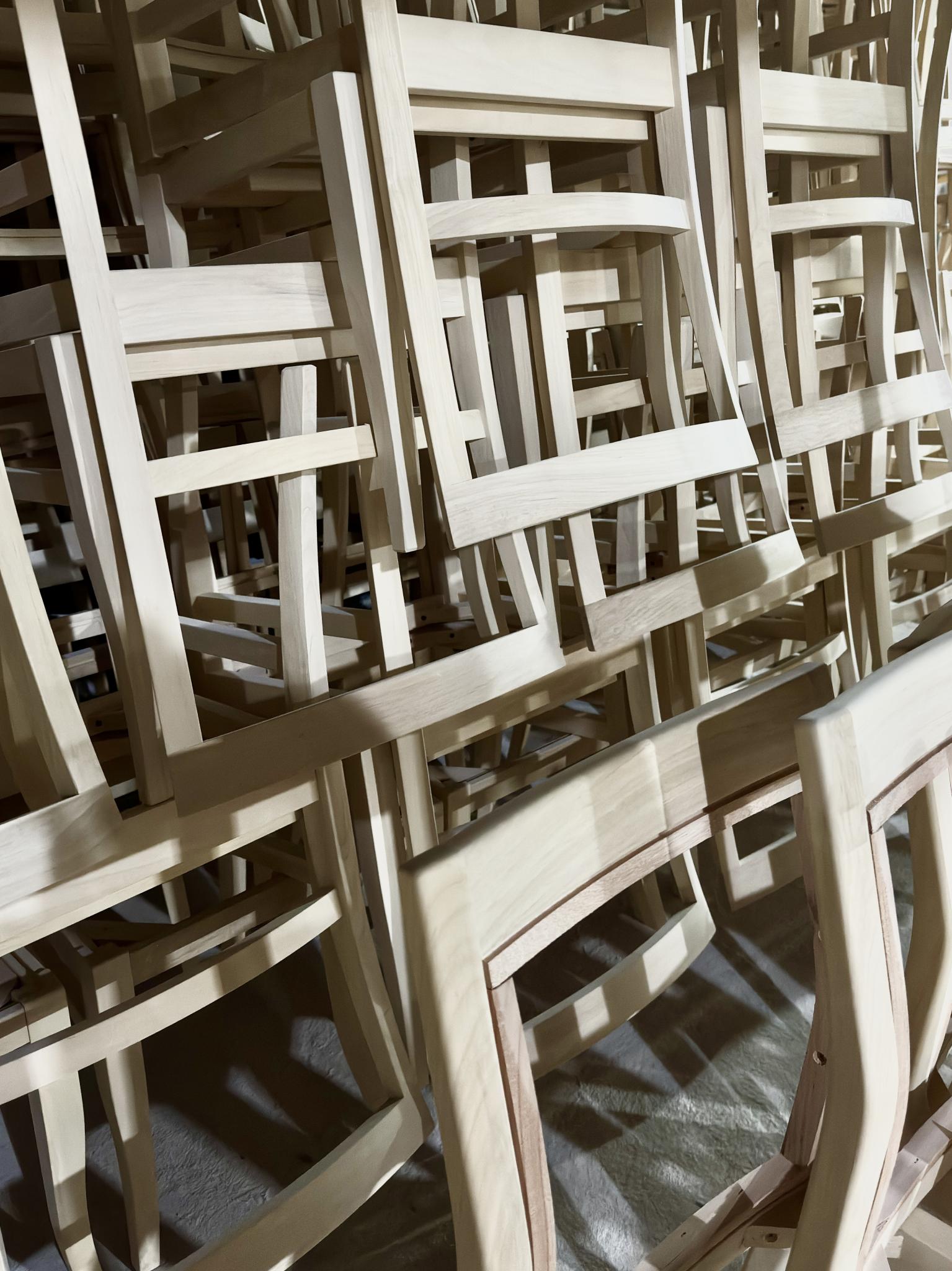 Estructuras de sillas en crudo realizadas en madera maciza de guatambú. Cada pieza está recién ensamblada y lista para las etapas de lijado fino y terminación.
