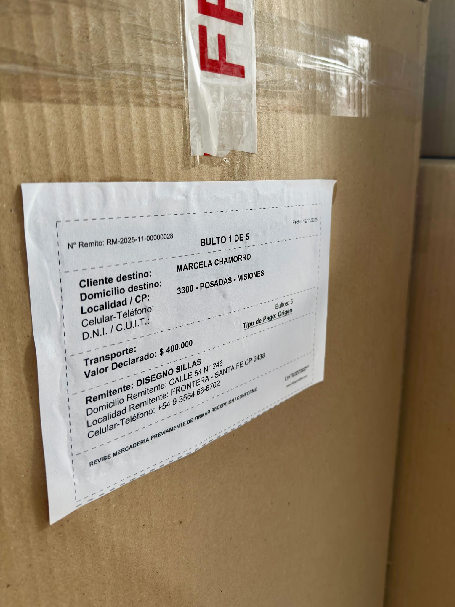 Bultos etiquetados con sistema automático y protegidos, listos para enviar al cliente.