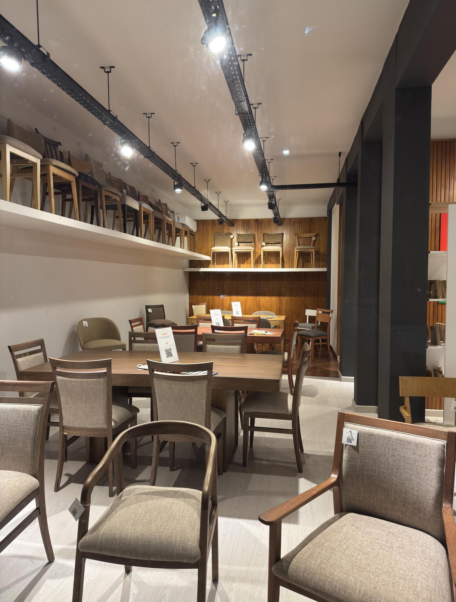 Interior del showroom Disegno Store con mesas y sillas en exposición