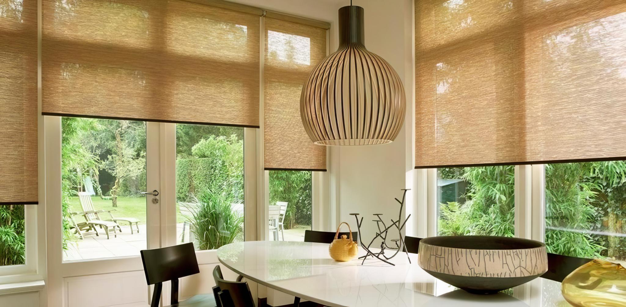 Cortinas roller instaladas en un comedor luminoso