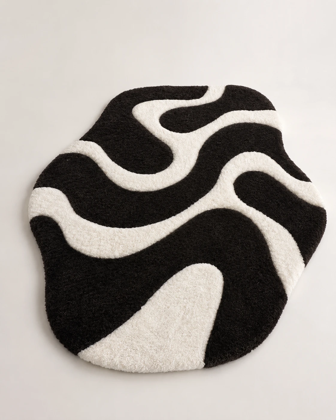 Alfombra orgánica en blanco y negro con textura mullida
