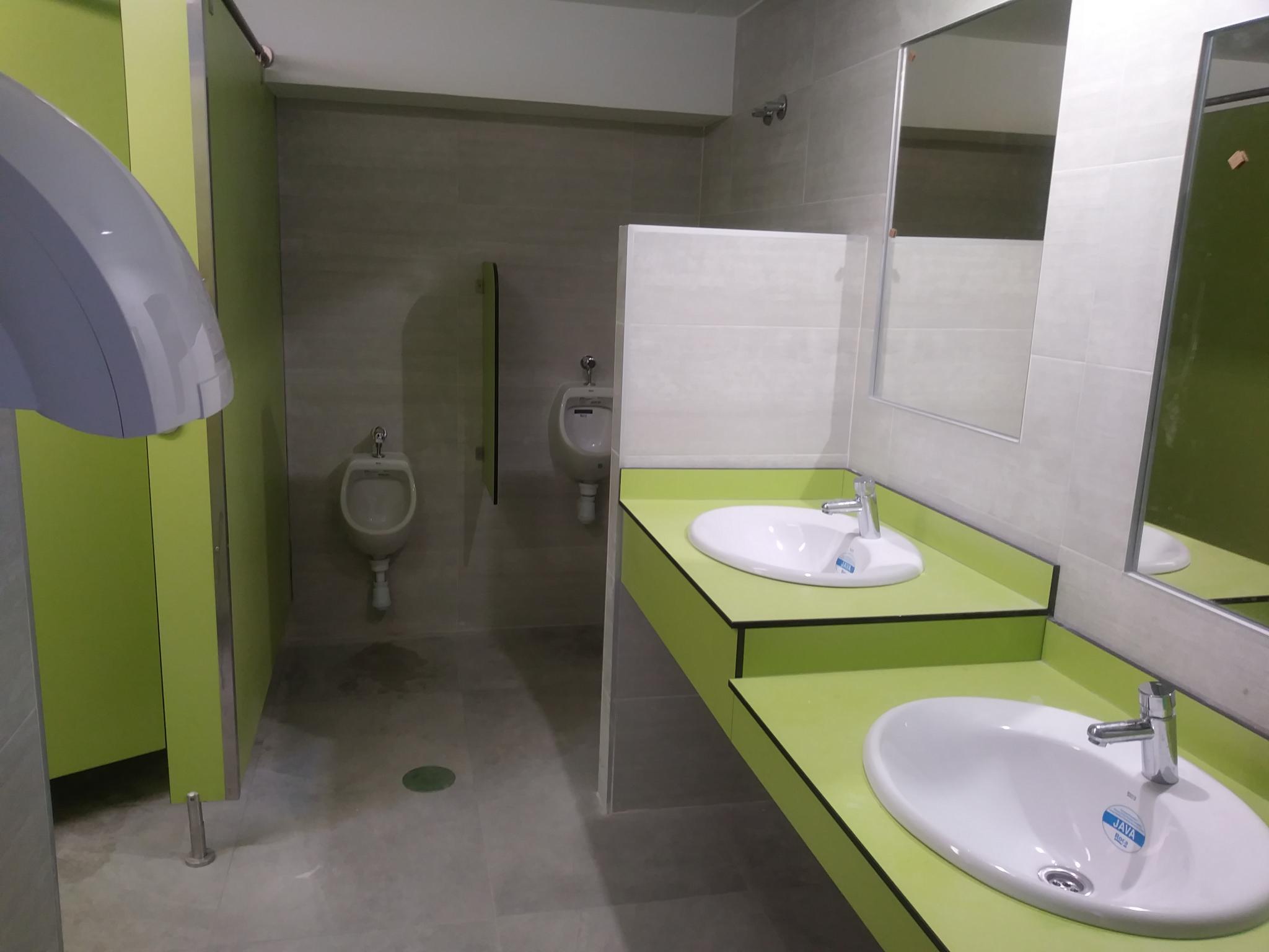 Zona lavabos y urinarios a doble altura