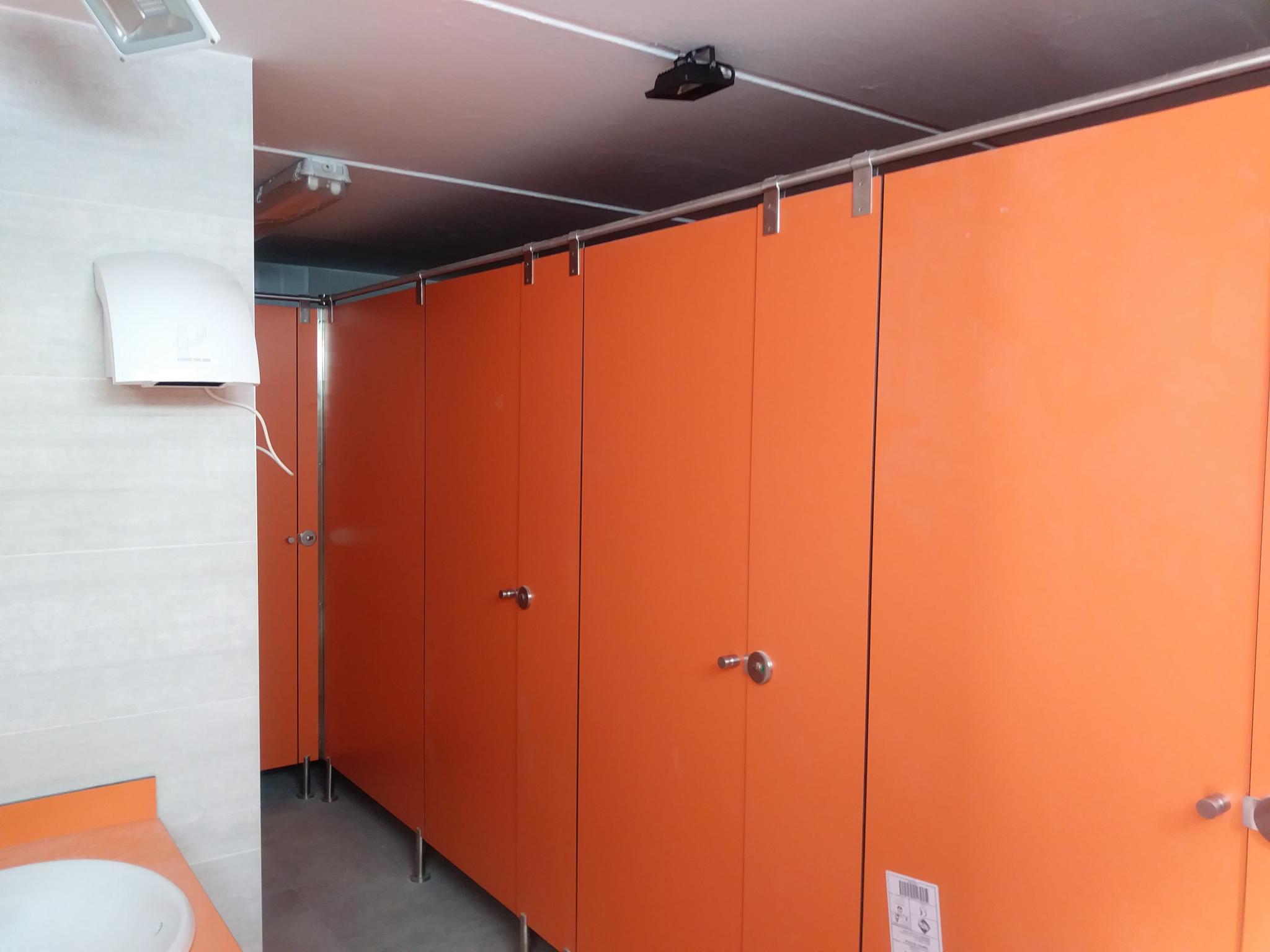 Cabinas con paneles fenólicos