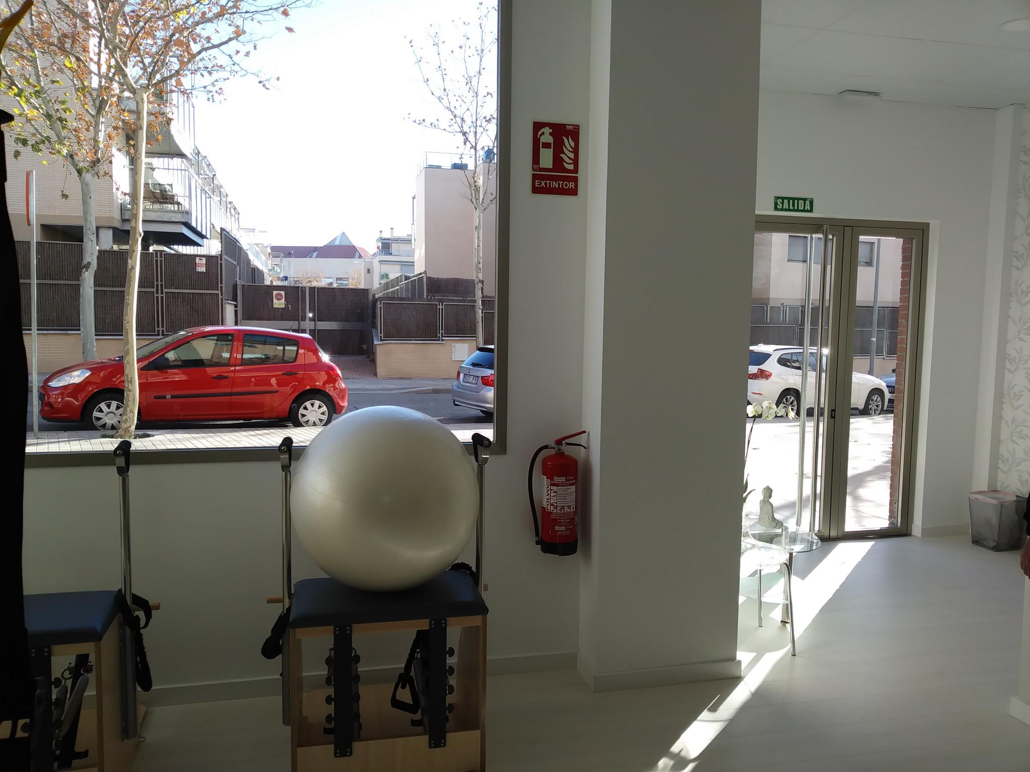 Se muestra el vestíbulo y parte de la sala acristalada