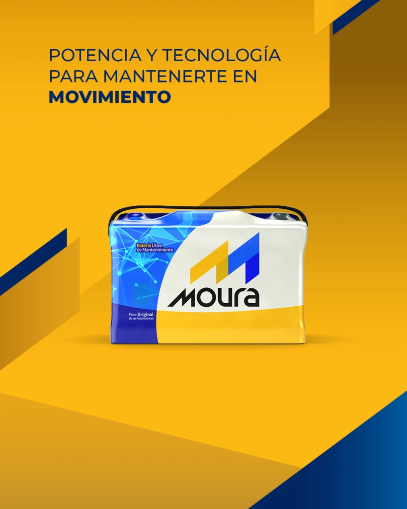 Equipo de diseño trabajando sobre una mesa con bocetos y materiales