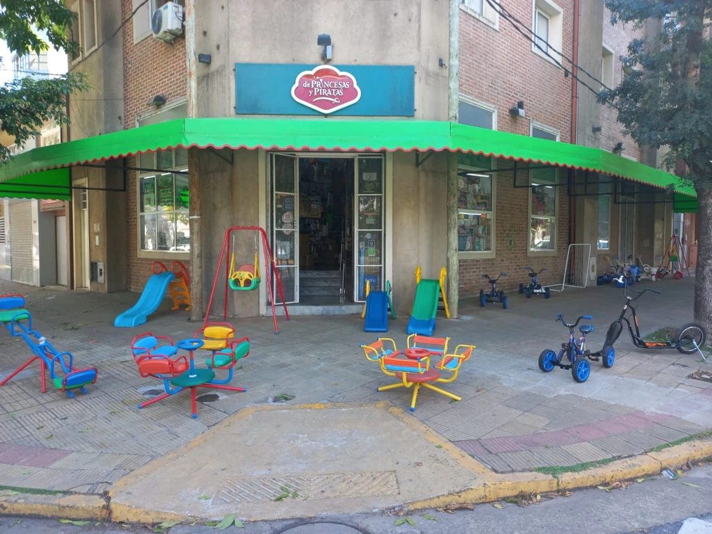 Niños jugando felices en un espacio creativo lleno de juguetes