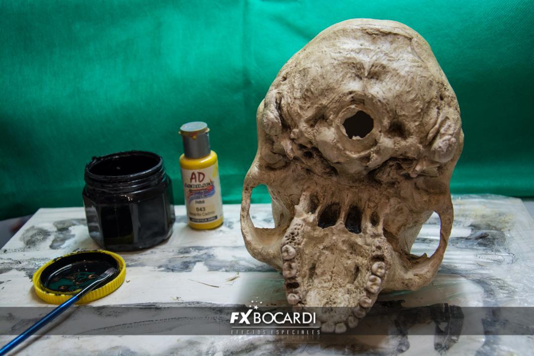 Réplica de cráneo humano, realizada en yeso y pintada con acrílicos.