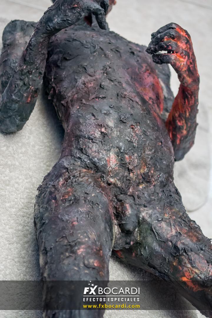 Dummie de cadáver calcinado.