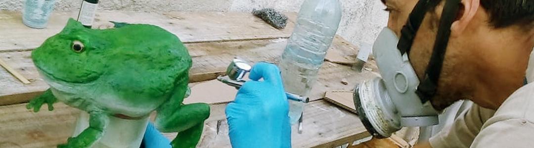 Pintando con aerógrafo un réplica animatrónica.