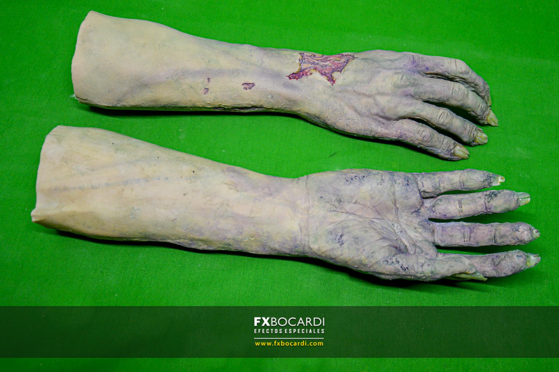 Mano y antebrazo de zombie, para corto de terror en Córdoba.