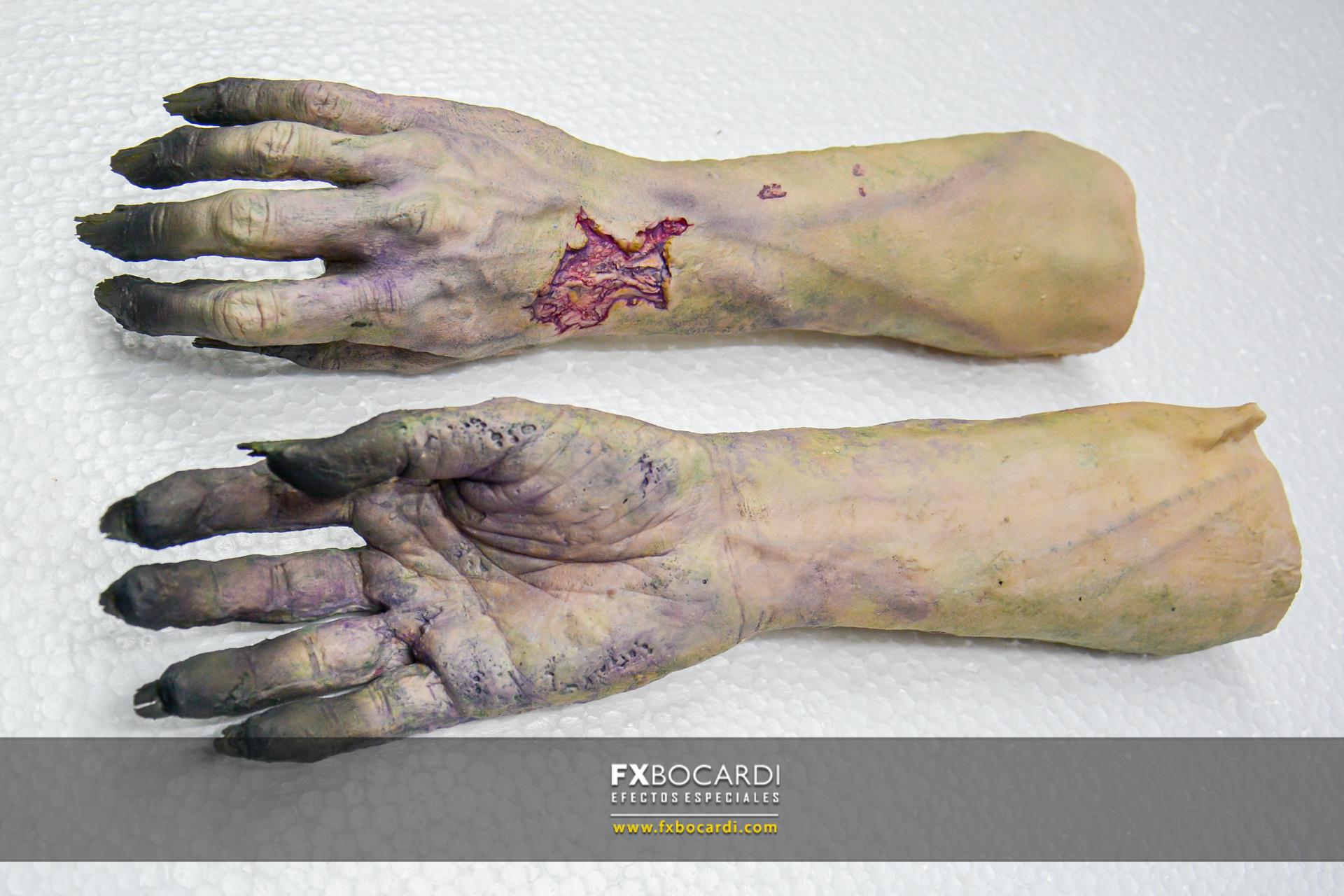 Mano y antebrazo de zombie, para corto de terror en Córdoba.