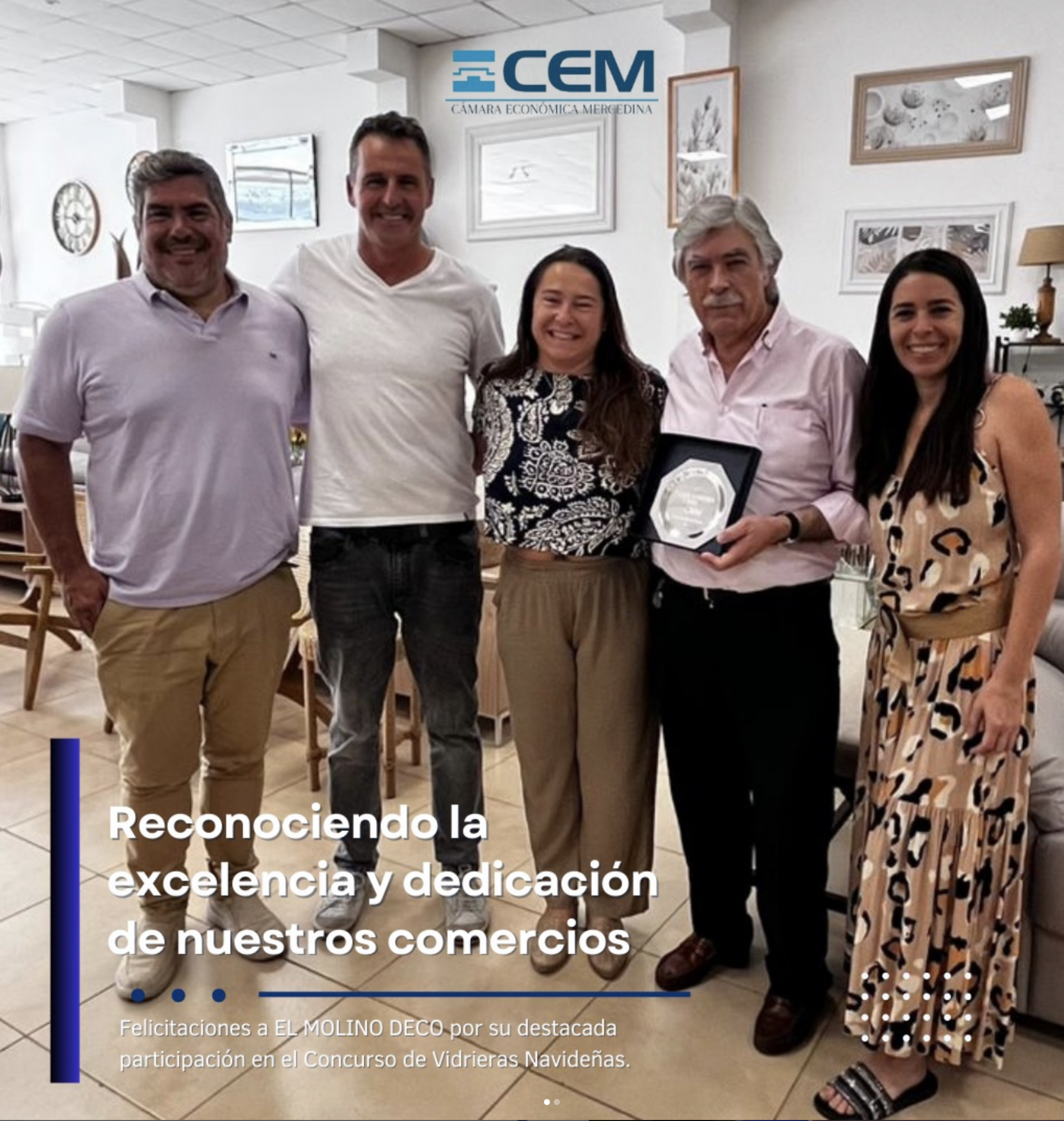 Entrega de premio vidriera navideña