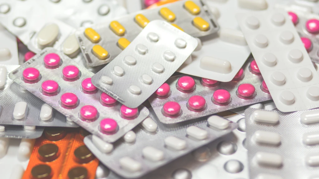 Efectos adversos e interrupción del tratamiento con fármacos y combinaciones para reducir la presión arterial.