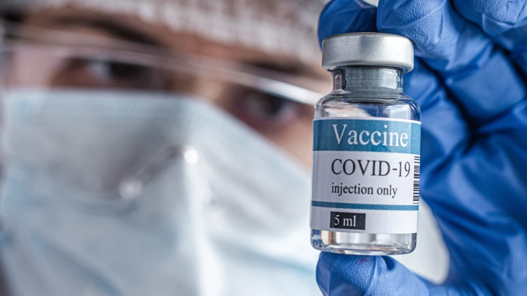 La vacuna para COVID-19 2024-2025 reduce los eventos cardiovasculares asociados a la enfermedad en mayores de 75 años.
