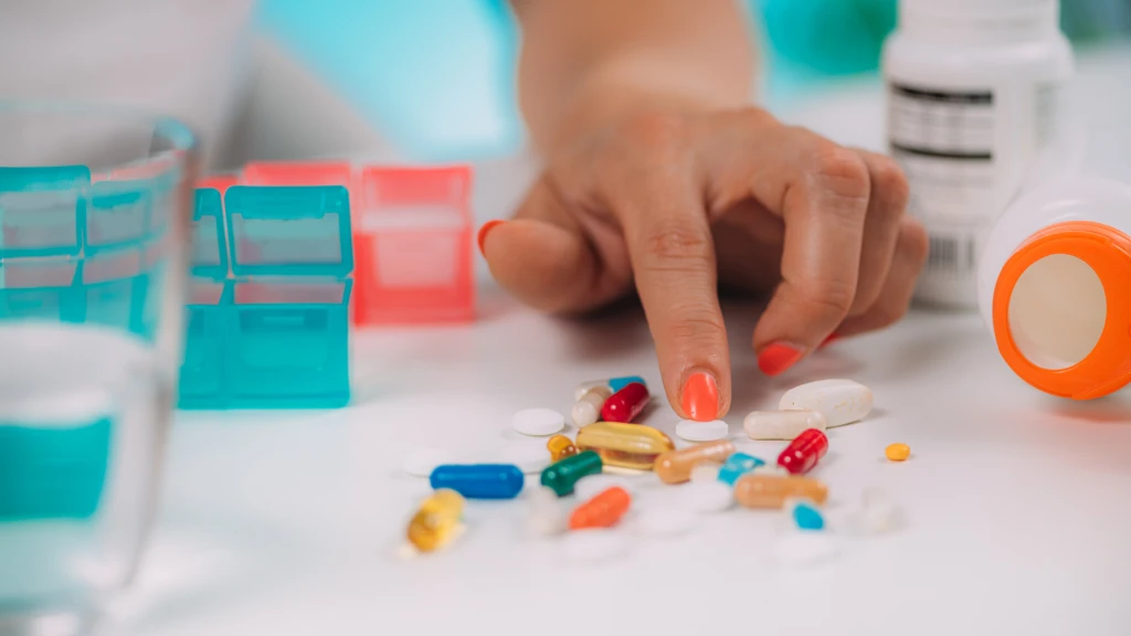 Perspectivas cualitativas sobre la identificación y el manejo de la polifarmacia: puntos de vista del paciente, el farmacéutico y el médico de cabecera.