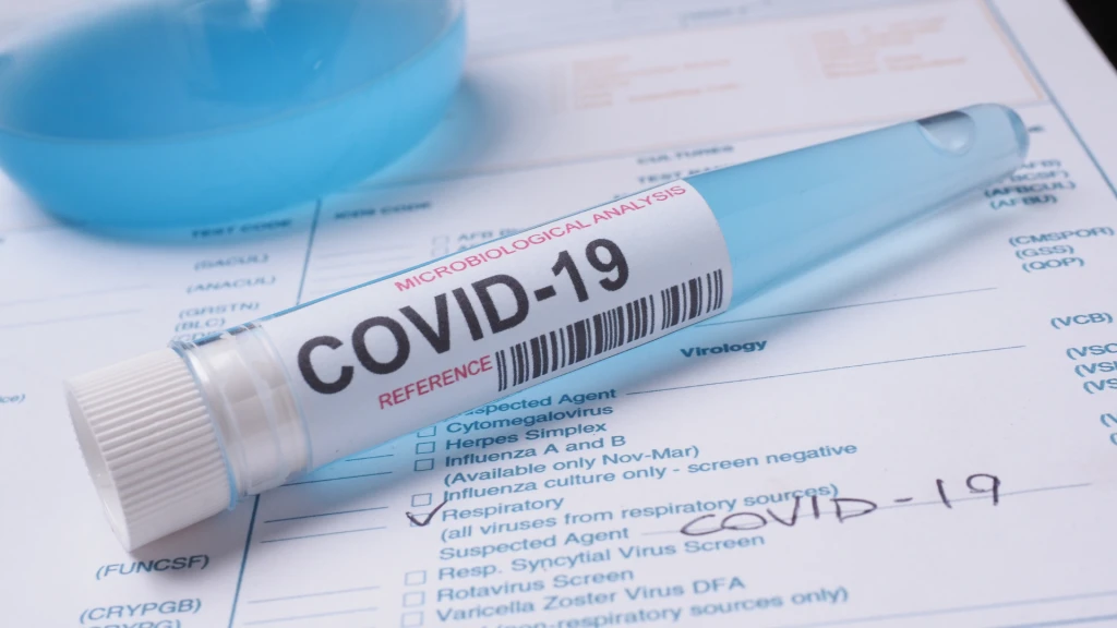 Nirmatrelvir-ritonavir oral para el tratamiento de COVID-19 en pacientes ambulatorios de alto riesgo.