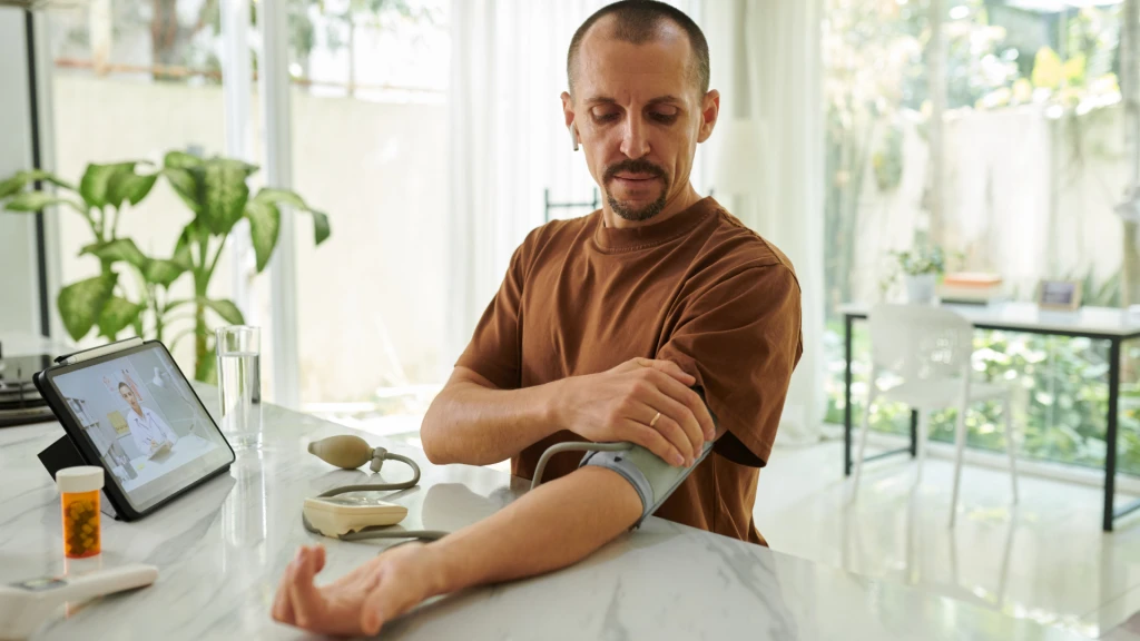 Reducción farmacológica de la presión arterial para prevenir complicaciones en todo el espectro de gravedad de la enfermedad renal crónica.