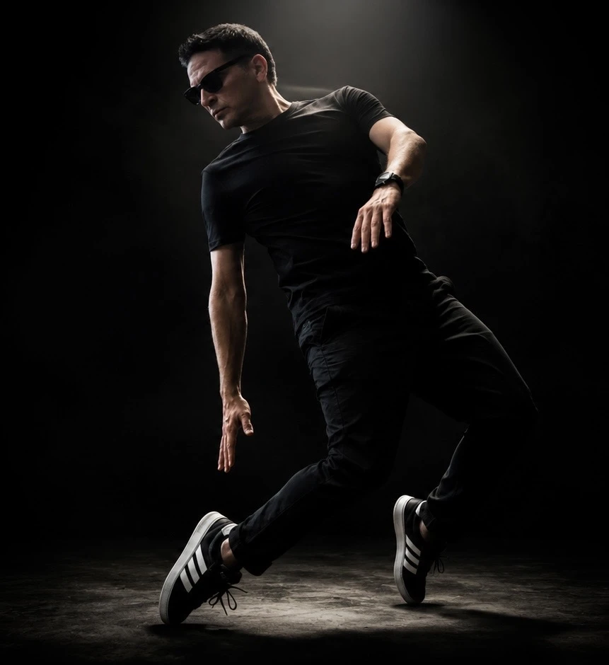 Bailarín de malambo realizando coreografía contemporánea