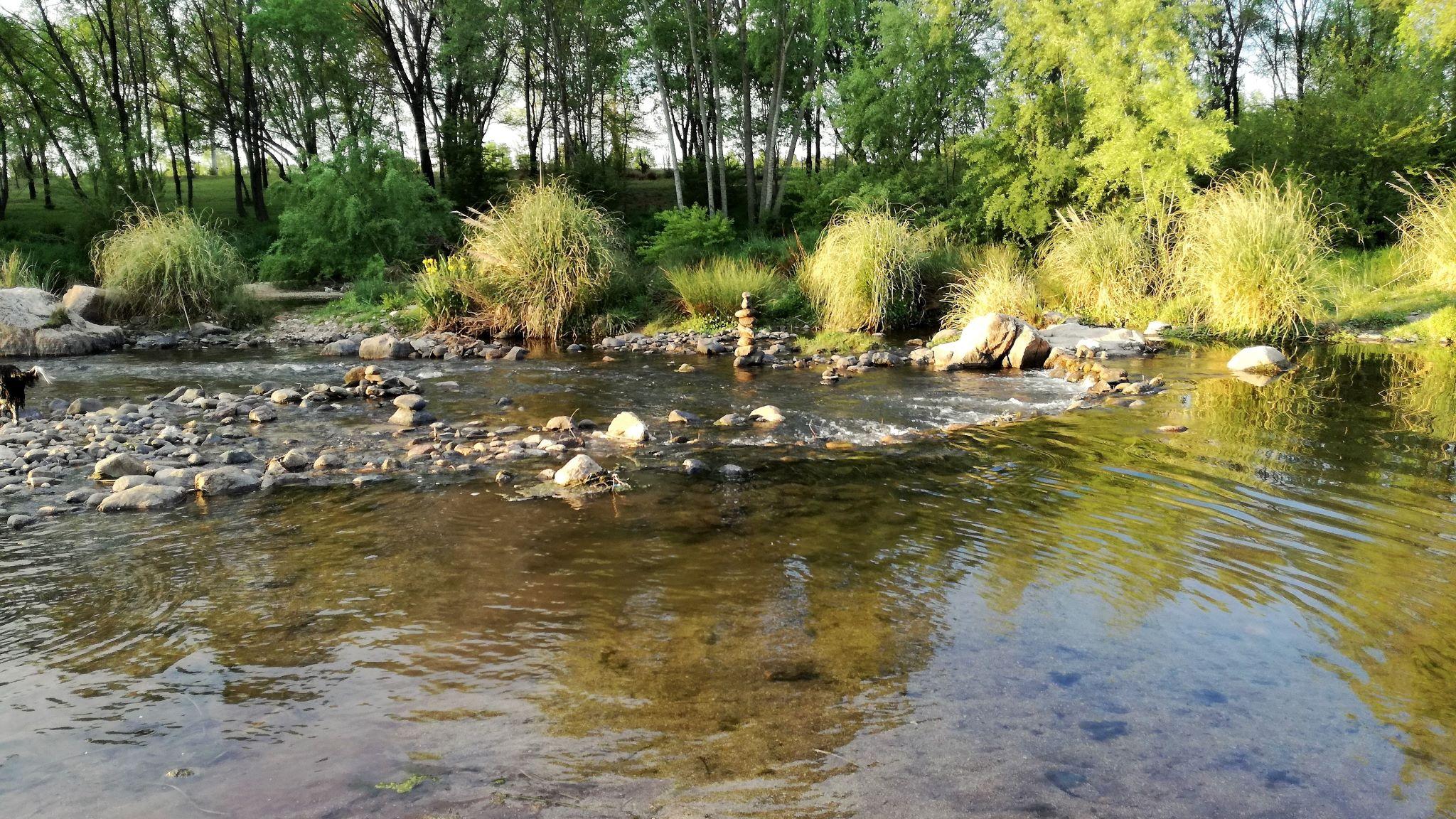 pequeñas rocas en el rio hacen que puedas disfrutar de unos masajes
