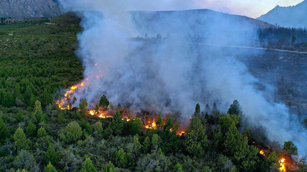 El Bolsón sin tregua ante el fuego.