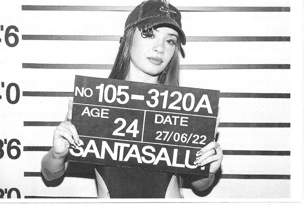 La catalana Santa Salut saluda a los haters con su nuevo single “Mugshot”