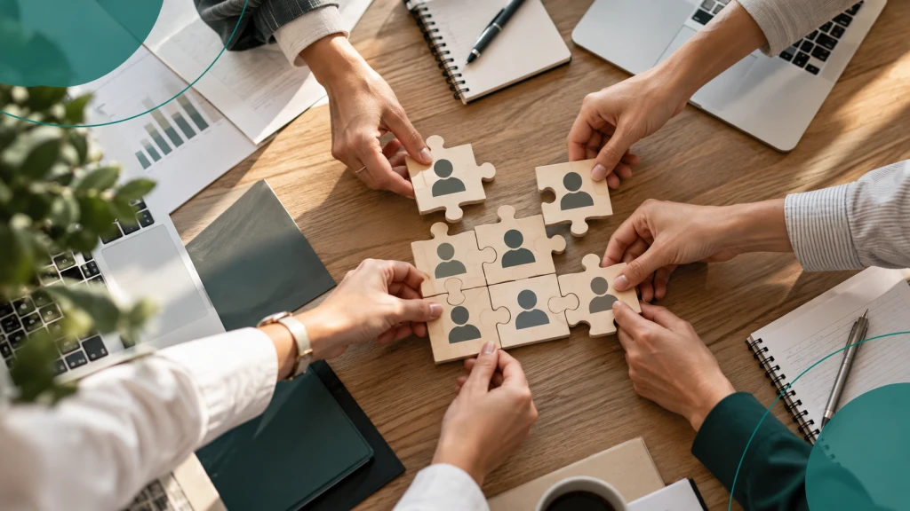 Profesional de RRHH liderando una sesión de estrategia en entorno corporativo