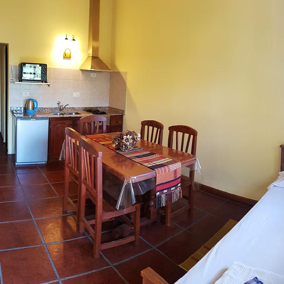 Comedor y cocina del apart triple standard de Apart Lumí Atalá