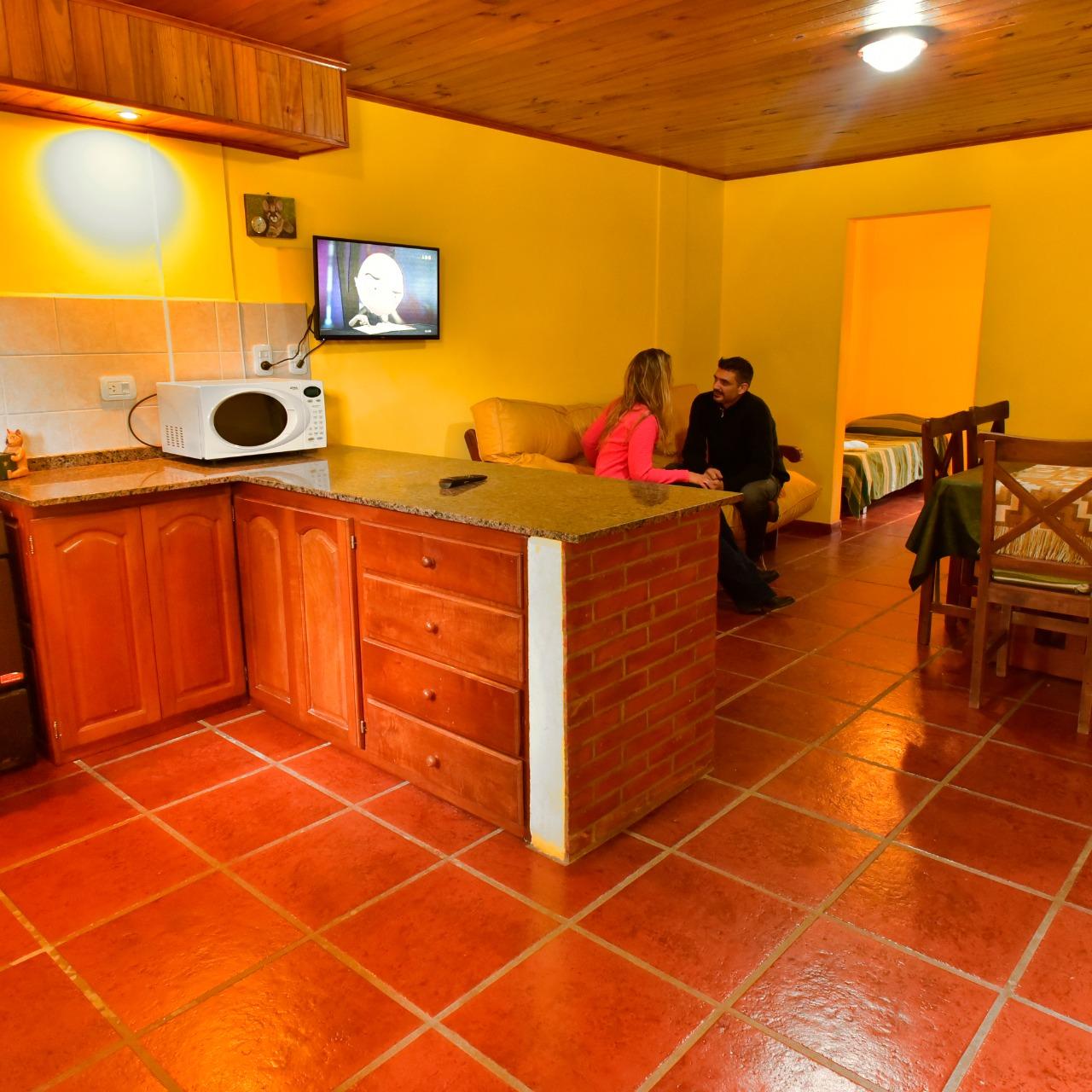 Cocina y living del apart triple premium de Apart Lumí Atalá