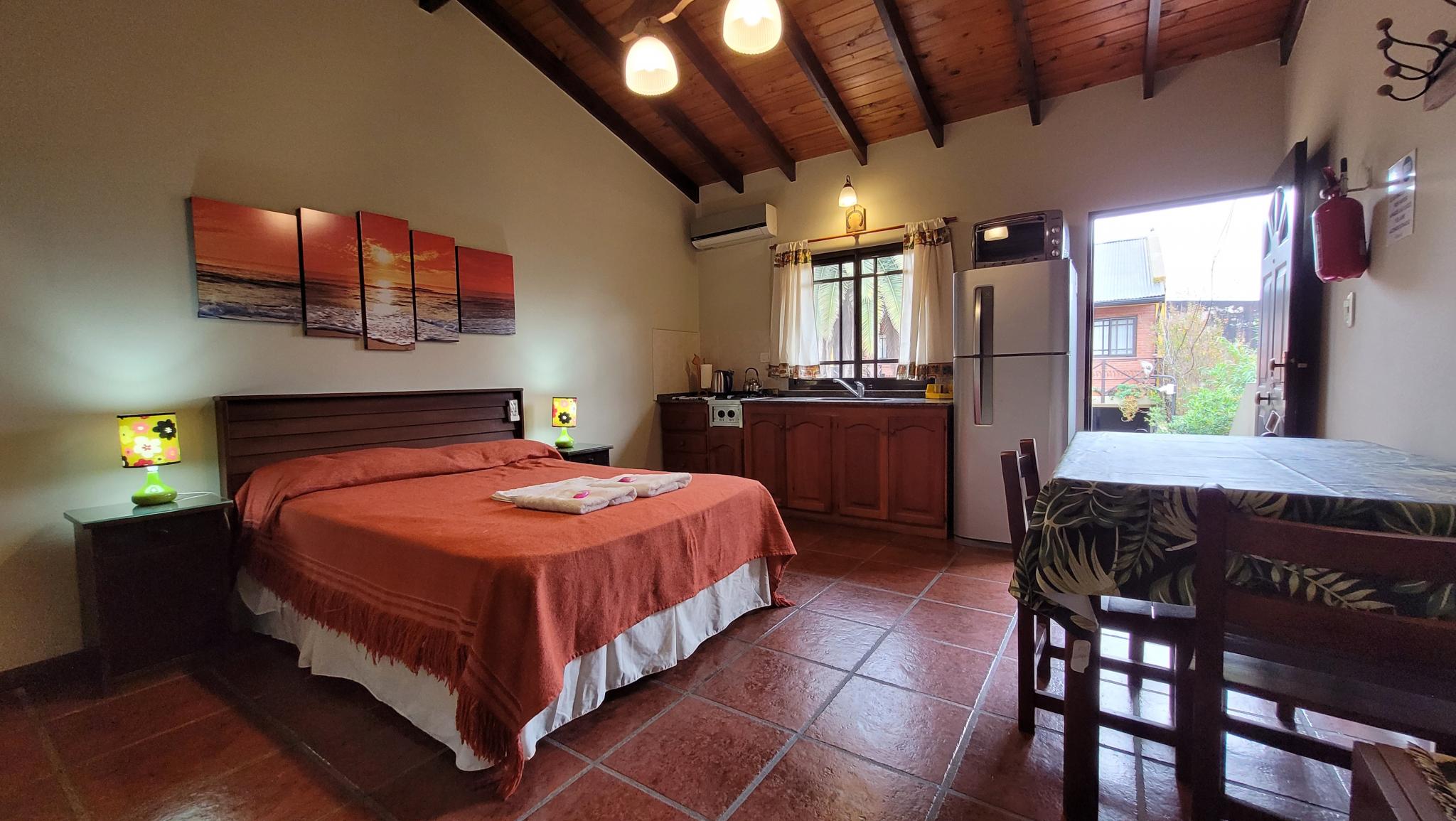Cocina y comedor del apart cuádruple standard de Apart Lumí Atalá