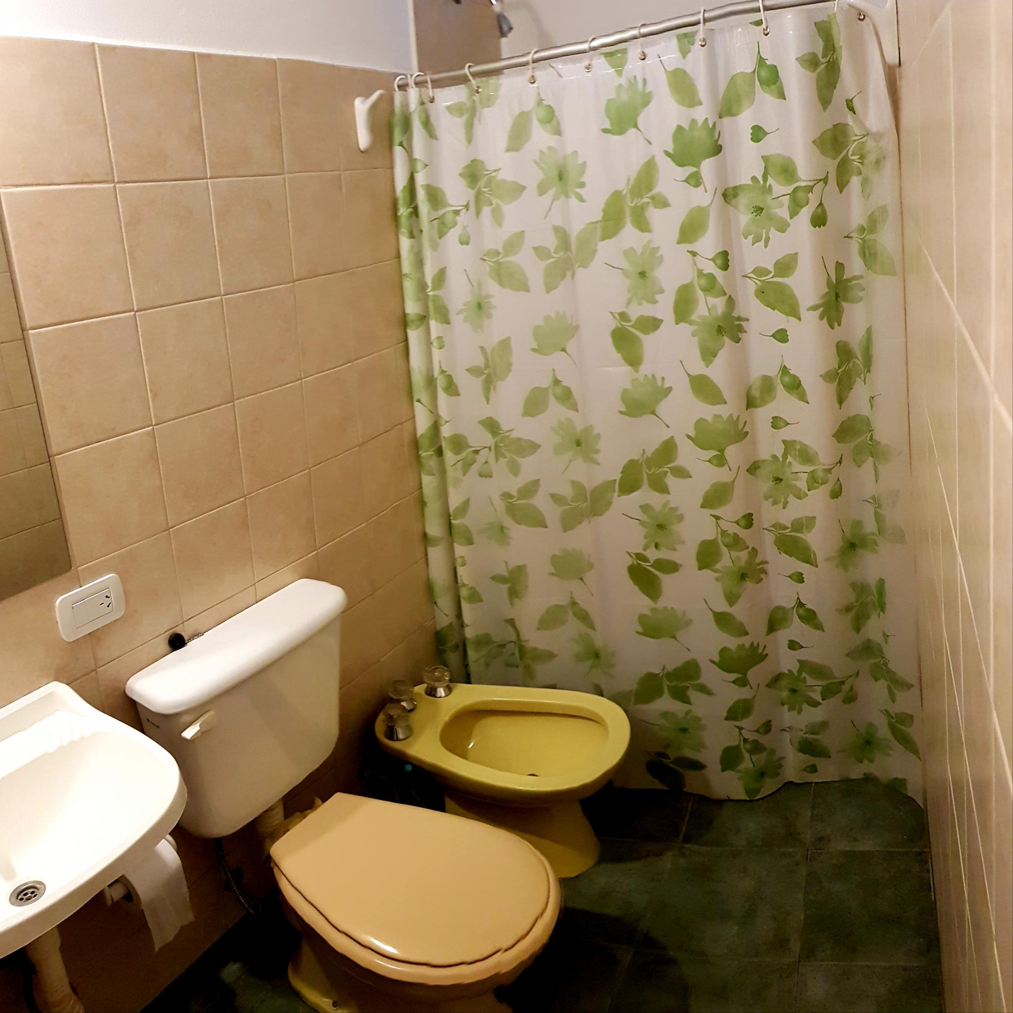 Baño del monoambiente doble standard de Apart Lumí Atalá