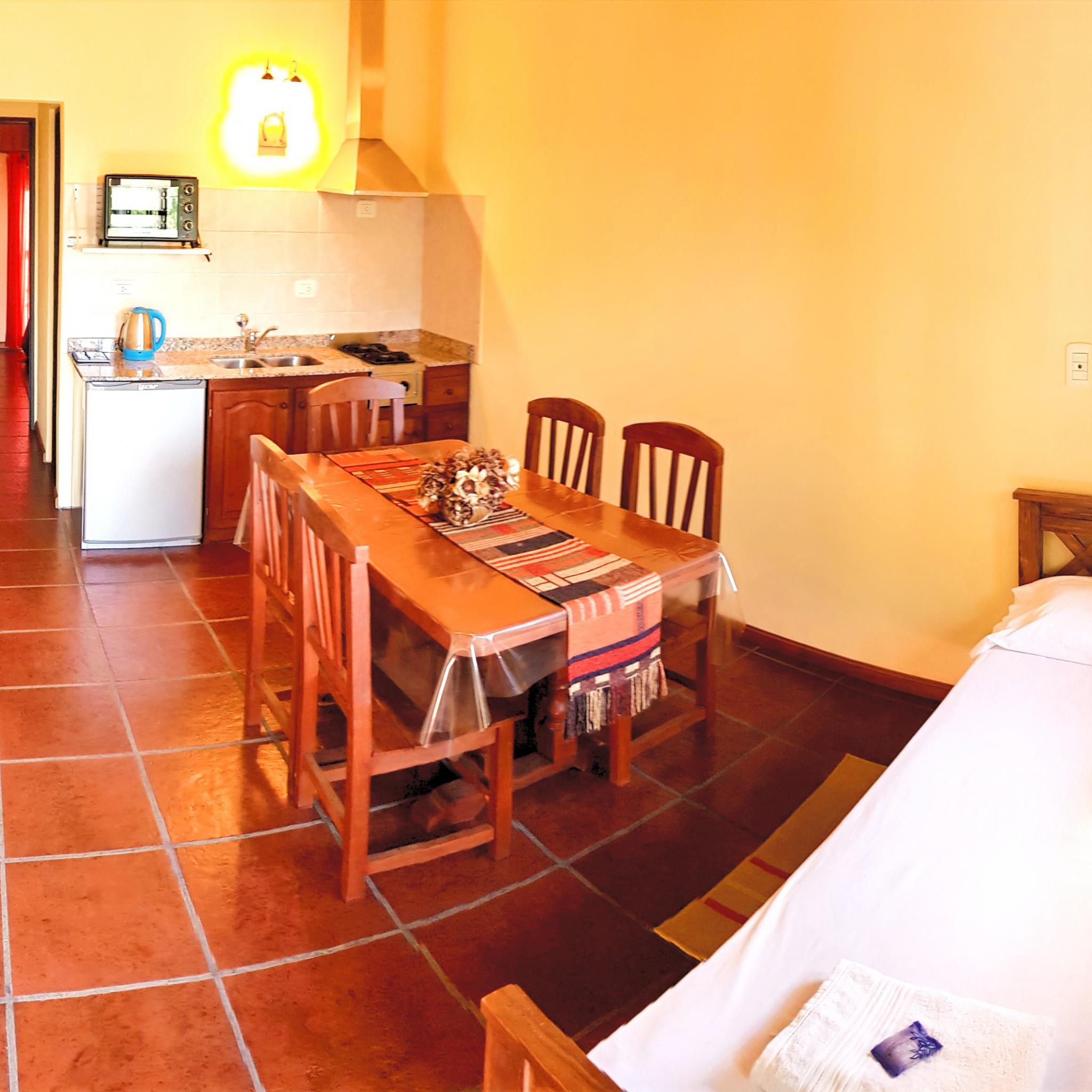 Cocina y comedor del apart triple standard de Apart Lumí Atalá