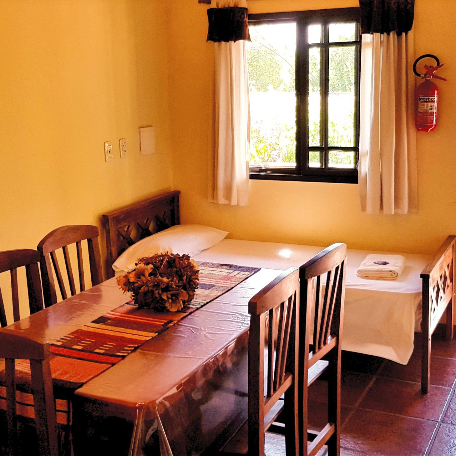 Habitación y coemdor del apart triple standard de Apart Lumí Atalá 