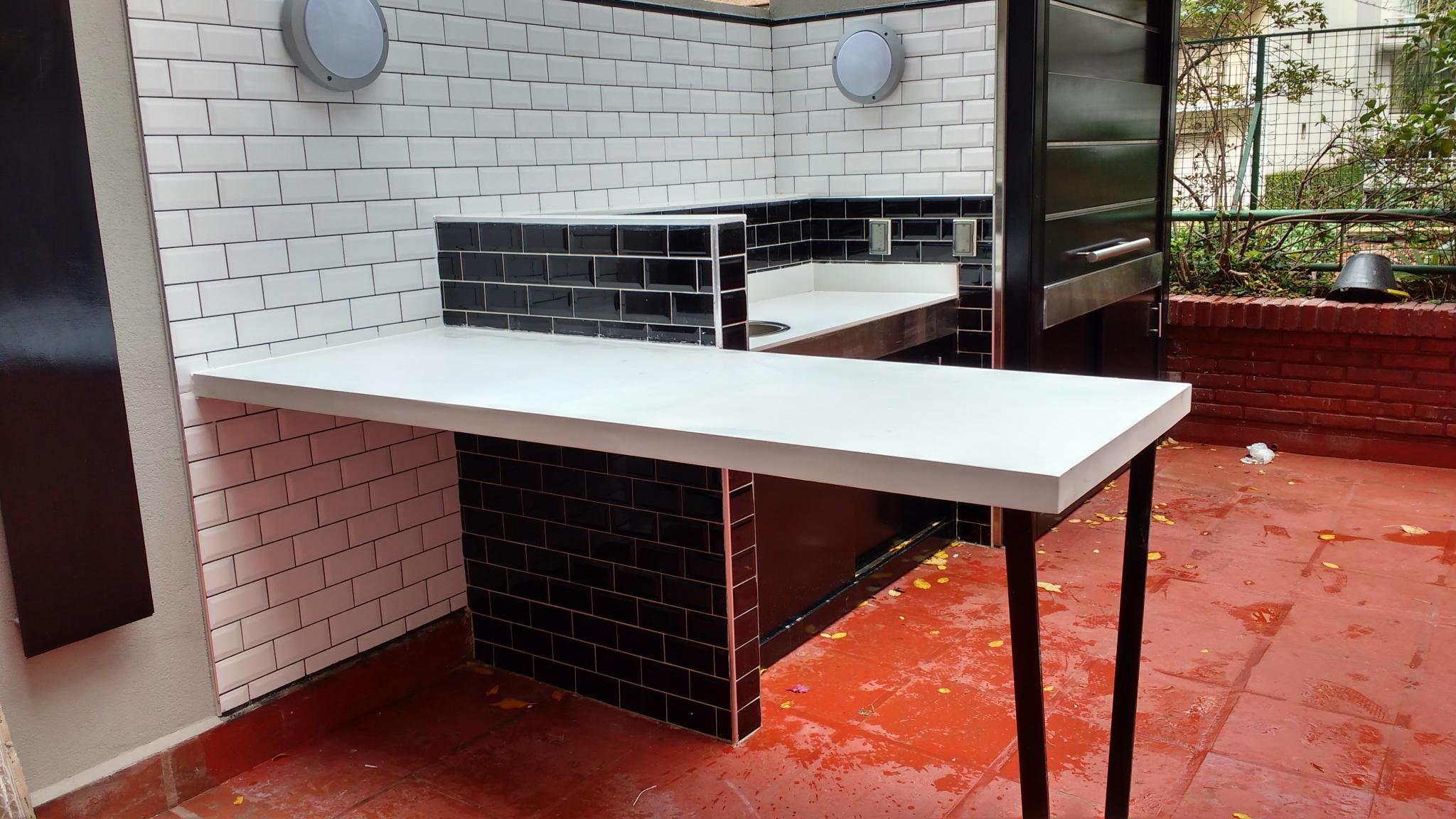 Mesa y mesada parar terra en superficie solida blanca alternativa superior al silestone granito o marmol. Fabricado por Aito mobiliario en Nuñez CABA