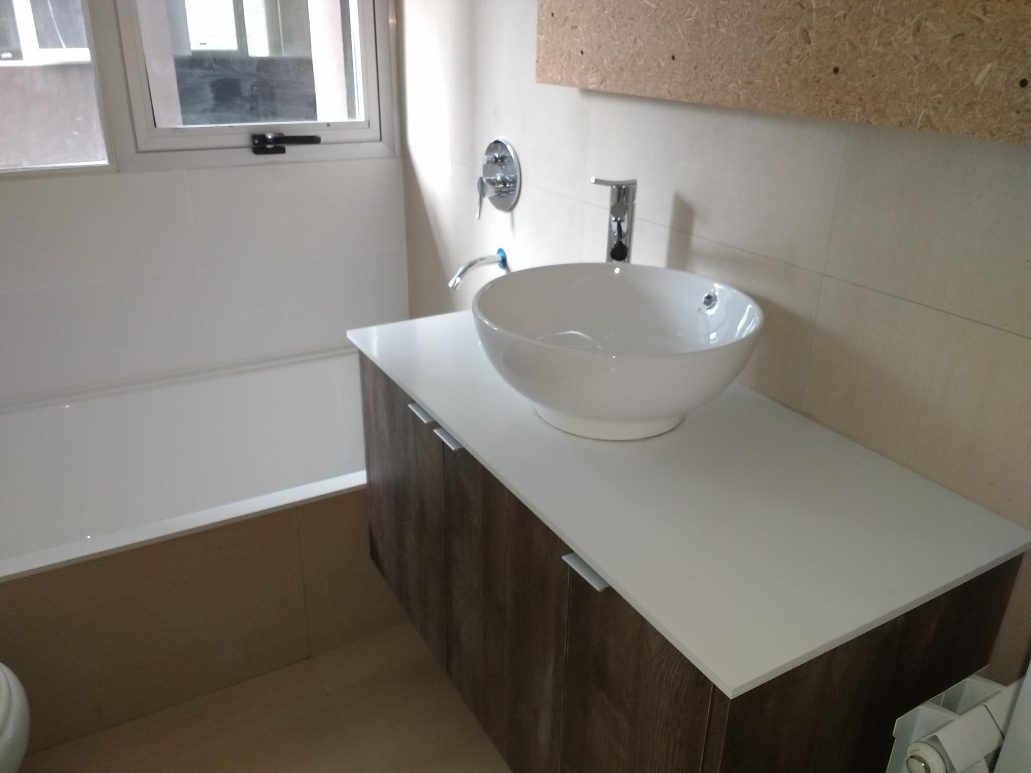 mesada blanca minimalista