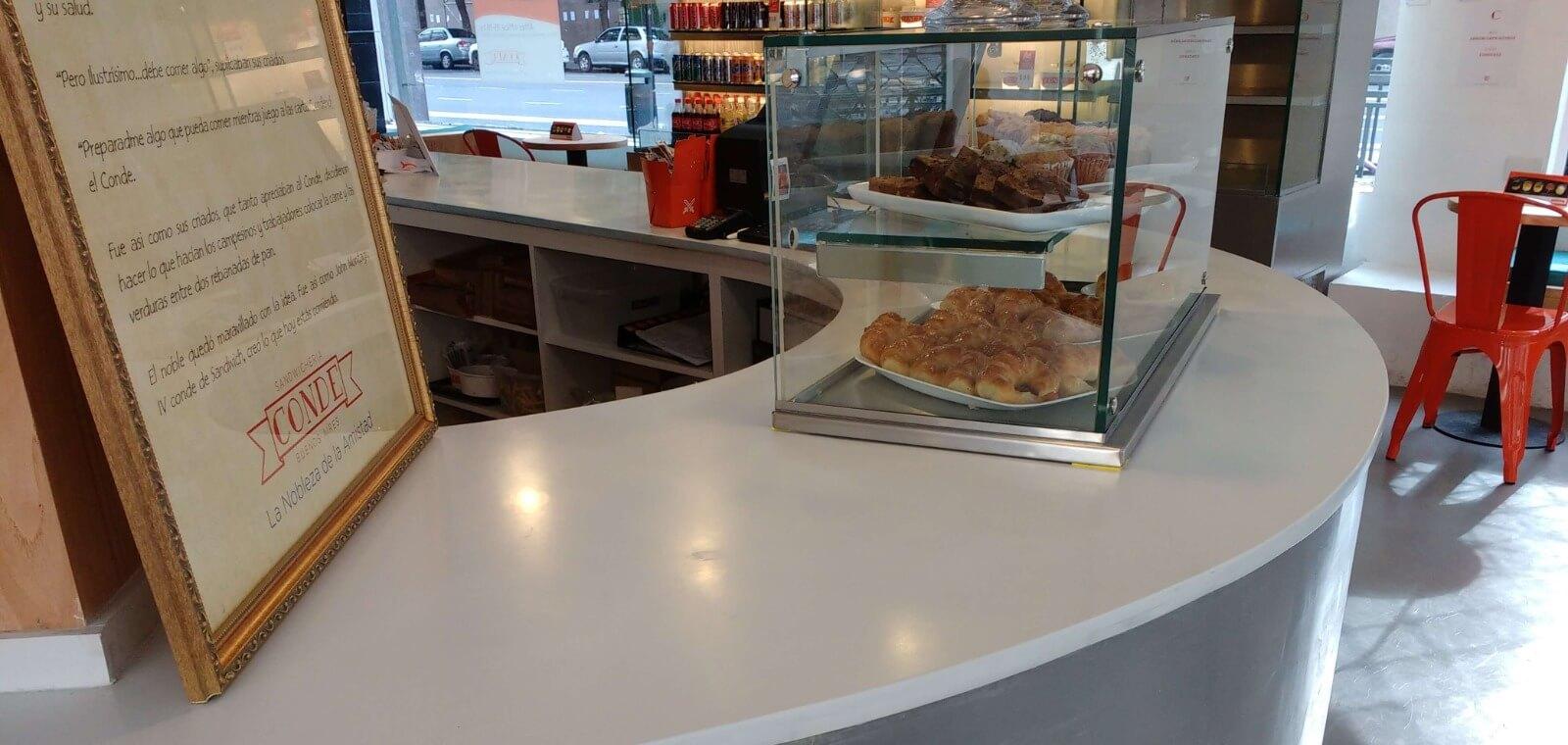 Mostrador en superficie sólida sin uniones visibles. Material reparable y antibacteriano, alternativa a la piedra granito, marmol y silestone. Fabricado por Ai-To en CABA.