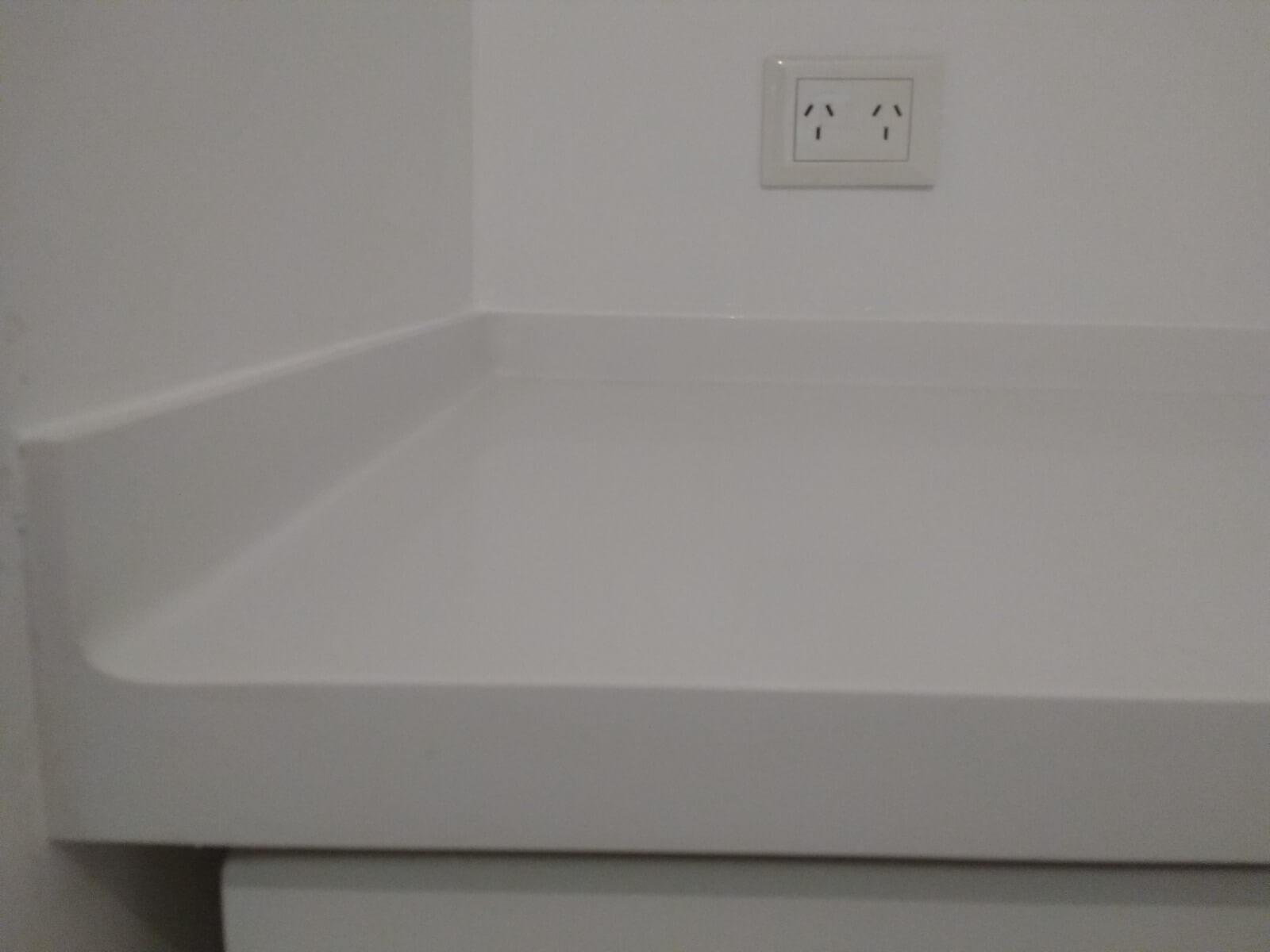 Mesada de laboratorio en superficie sólida (corian) sin uniones visibles. Material reparable y antibacteriano, alternativa a la piedra y al acero inoxidable. Fabricado por Ai-To en CABA.