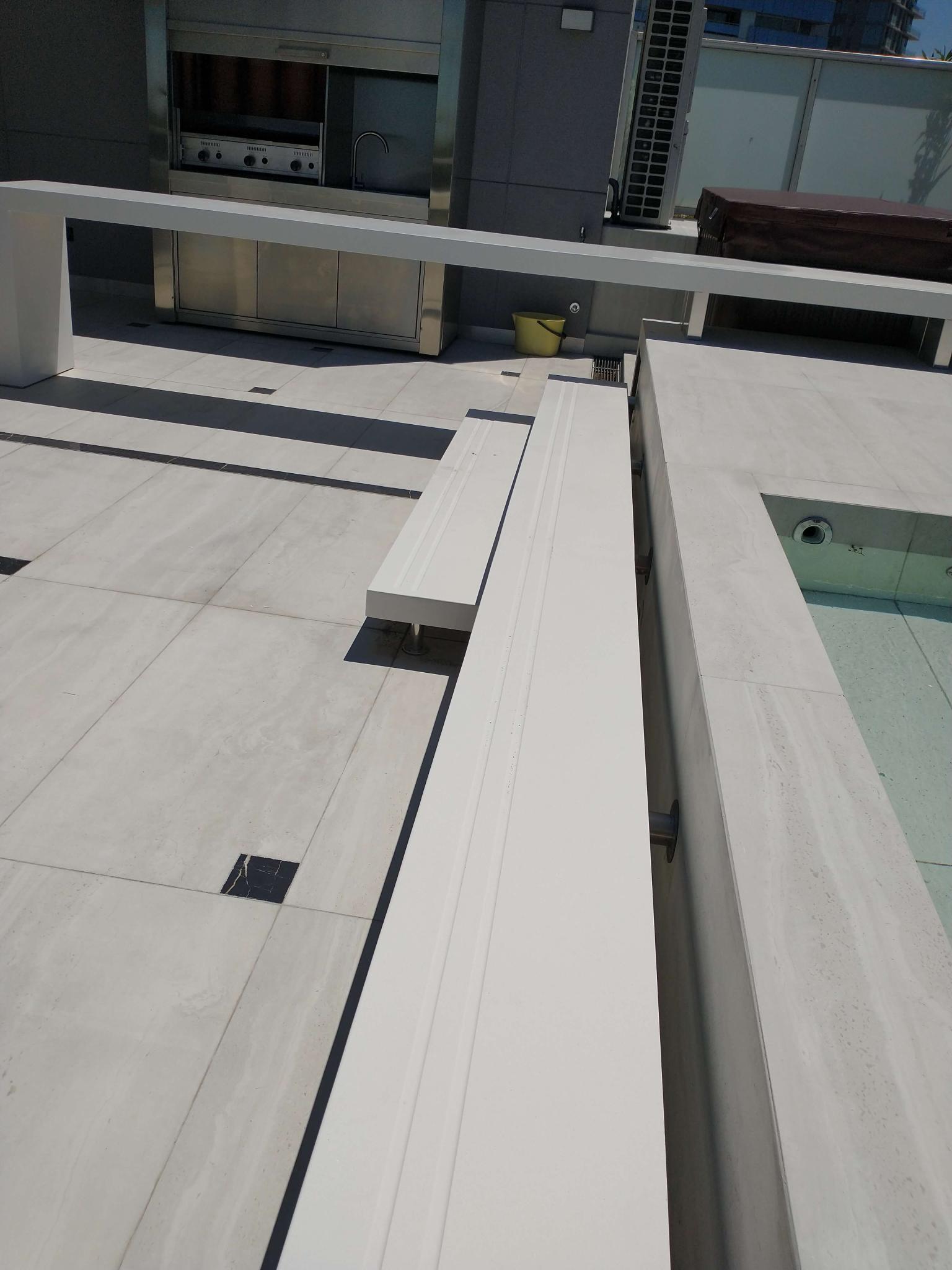 Escalones frente anchos con antideslizante sin uniones superior silestone-blanco-norte fabricado por Ai-to mobiliario en puerto madero CABA