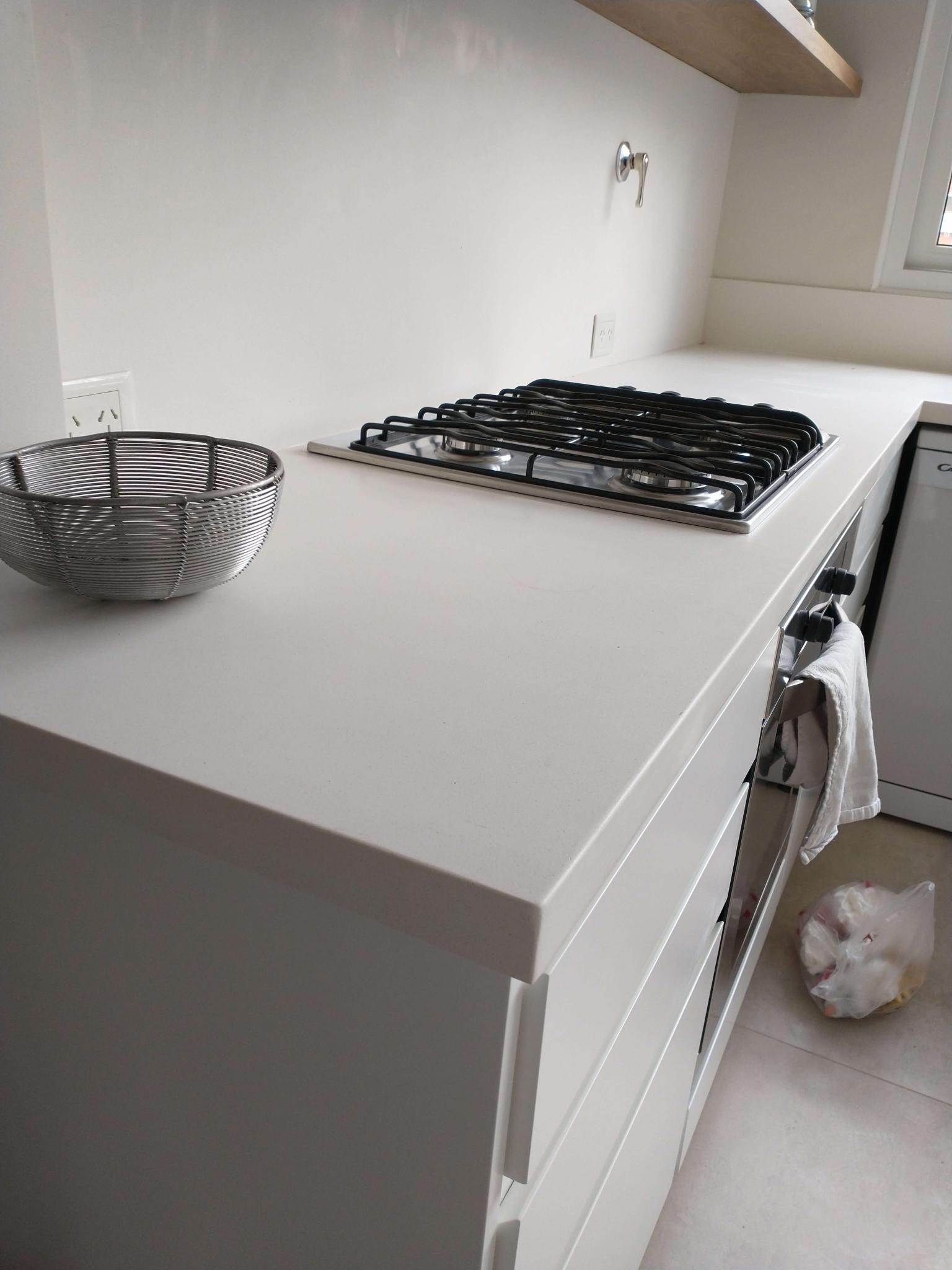 Mesada cocina en L con alzada frente doble sin uniones superior silestone blanco norte fabricado por Ai-to mobiliario en Belgrano CABA