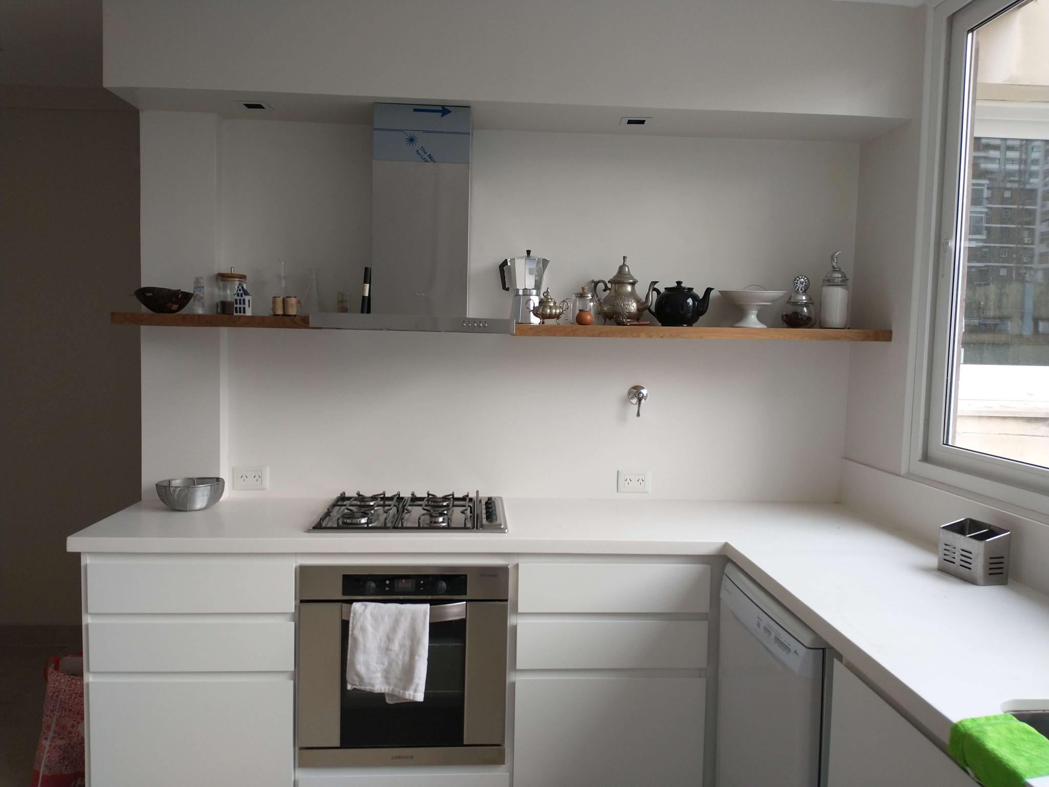 Mesada cocina en L con alzada frente doble sin uniones superior silestone blanco norte fabricado por Ai-to mobiliario en Belgrano CABA