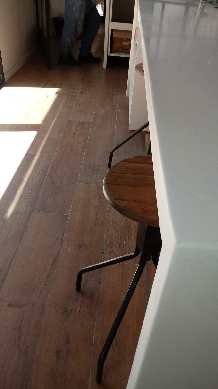 Isla con pie frente doble sin uniones superior silestone blanco norte fabricado por Ai-to mobiliario en Belgrano CABA