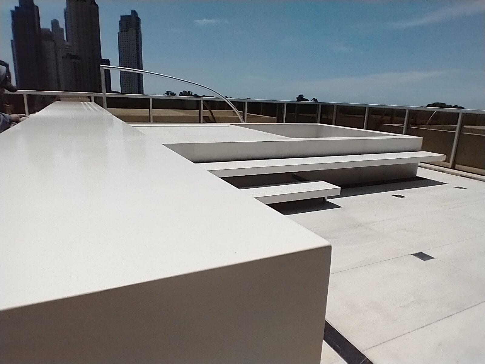 Barra extralarga con pie en cascada y frente ancho en Quarzo alternativa superior silestone fabricado por Aito mobiliario Puerto madero CABA terraza exterior.