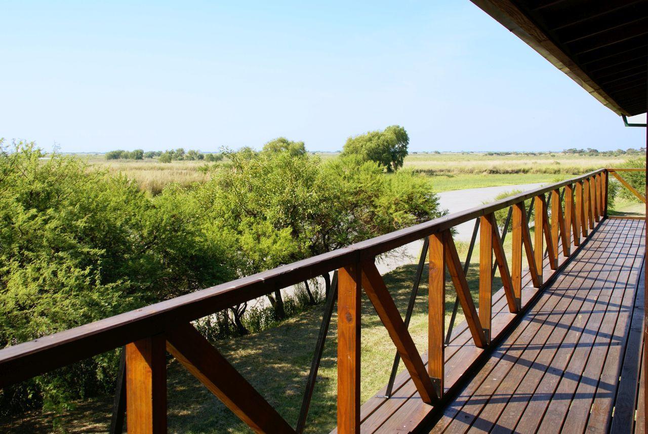 Balcon con piso y baranda de madera con excelente vista.