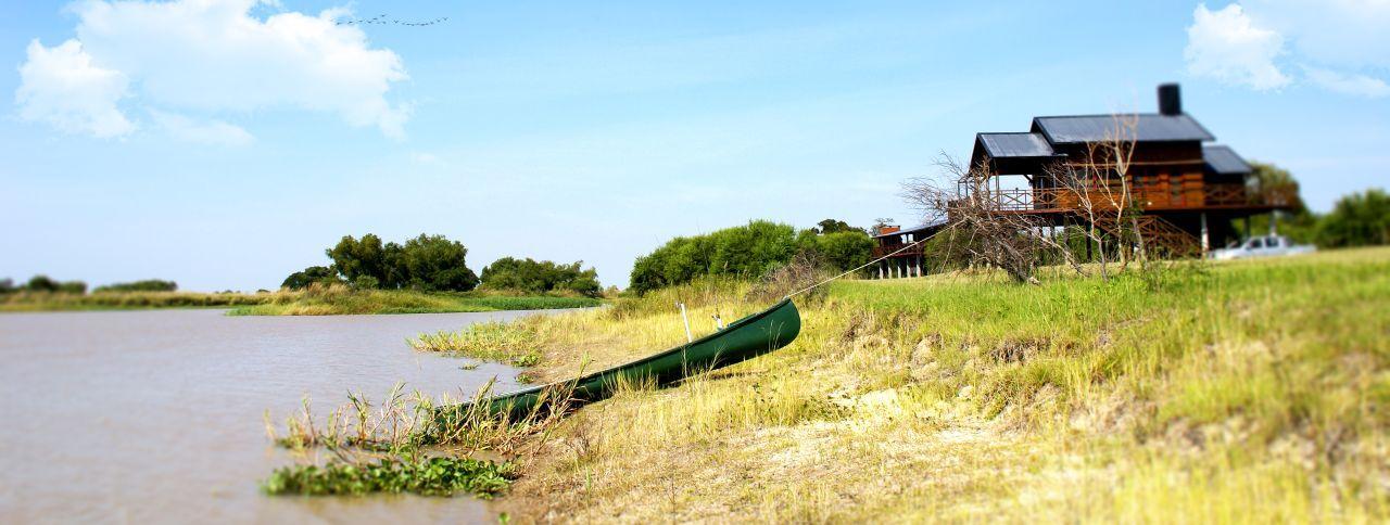 El Sausalito - Barrio Agreste - Canoa a orillas del río