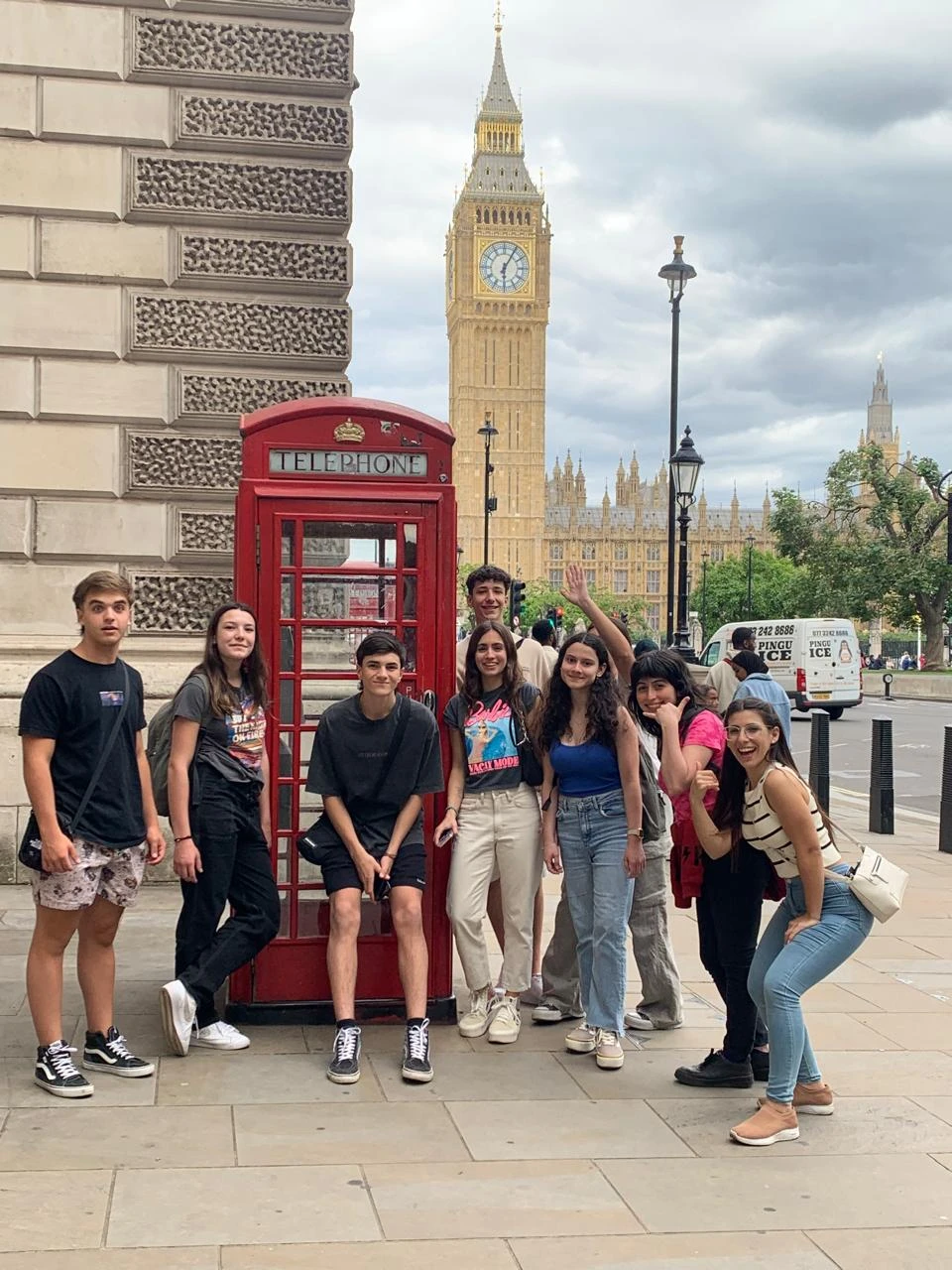 Estudiantes explorando una nueva cultura