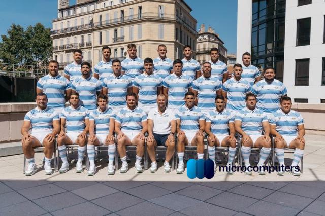 Alentando a Los Pumas